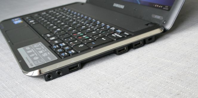 HØYRE: Mikrofon- og hodetelefonutgang, 3 USB-porter og Kensingtonlås.