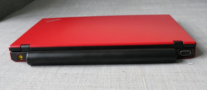 UTRADISJONELL: Lenovo har plassert laderport og VGA-utgang på baksiden. Maskinen har imidlertid ingen HDMI-utgang.
