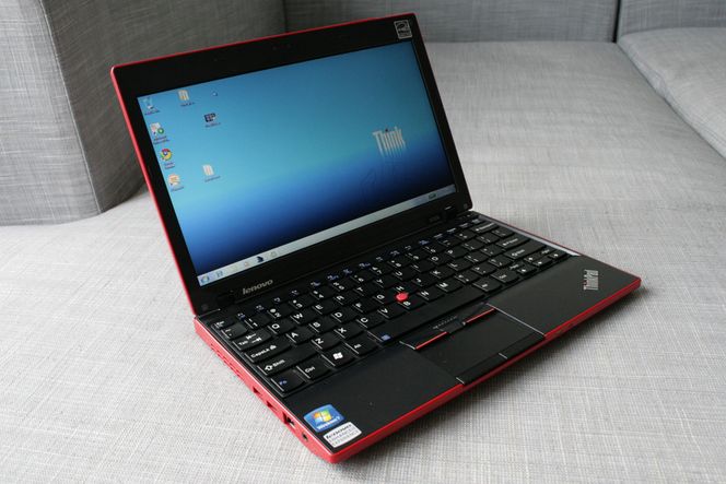 NØKTERN: Lenovo X100e er den første maskinen vi har testet på svært lenge som ikke er laget i glossy materialer.