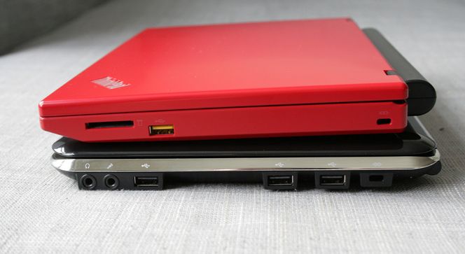 MINI: Thinkpad X100e er ingen stor PC, selv med batteriet stikkende ut på baksiden. Her sammen med Samsung X120.
