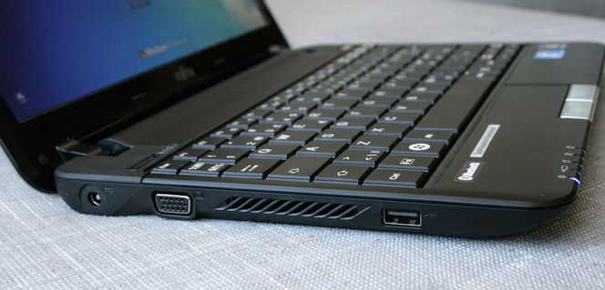 VENSTRE: Laderport, VGA og en USB-port.