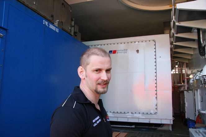 FØLGER MED: Maskinsjef Kjell Ivar Myre på VikingLady foran containeren som rommer MTU-brenselcella som drives av LNG.