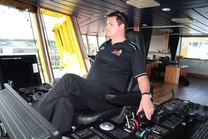 Sir Jøran LEK: Kaptein Steinar Steinsund styrer Viking Lady rolig ut fra kai i Stavanger.