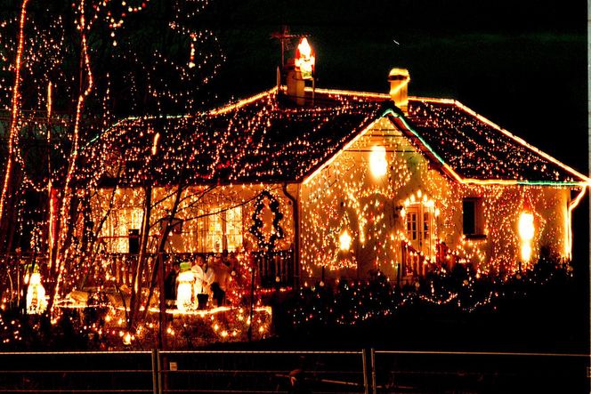 Nett og sertifikater koster SPARER IKKE: Familien Jensen sparer ikke på strømmen i juletiden, og derfor havner de på 20 000 kilowattimer i året. Elsertifikatene vil neppe gjøre strømmen deres dyrere, men det vil oppgraderingen av elnettet.