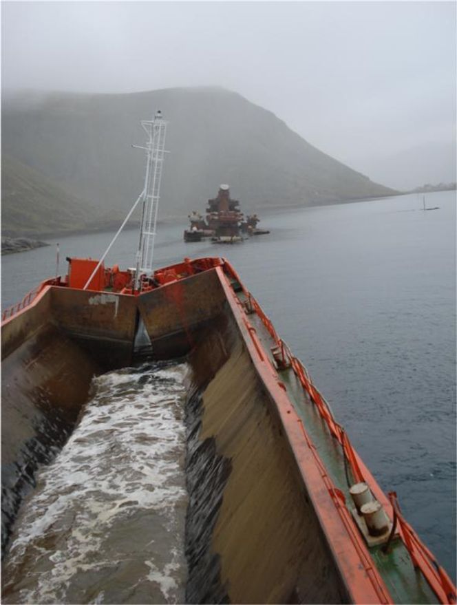 Pris og miljø MØYSOMMELIG: Det tar tid å bygge molo. AF Decom har 26 mann gående på to skift.