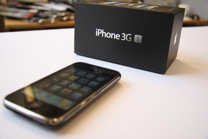 Designer Arntzen stikker av med en iPhone 3GS. (FOTO: Stein Jarle Olsen)