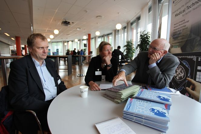 Forskningssjef Toril Nagelhus Hernes ved SINTEF er vertskap for SMIT-konferansen 2010. Her med lege og medisinprofessor Erik Fosse (t.v.) og vitenskapelig ansvarlig for prosjektet Fremtidens operasjonsstue, Hans Olav Myhre. (FOTO: Stein Jarle Olsen)