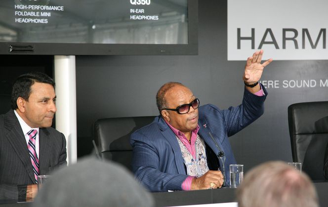 Quincy Jones sammen med Harman Kardons toppsjef Dinesh Paliwal (Foto: Dag Yngve Dahle).