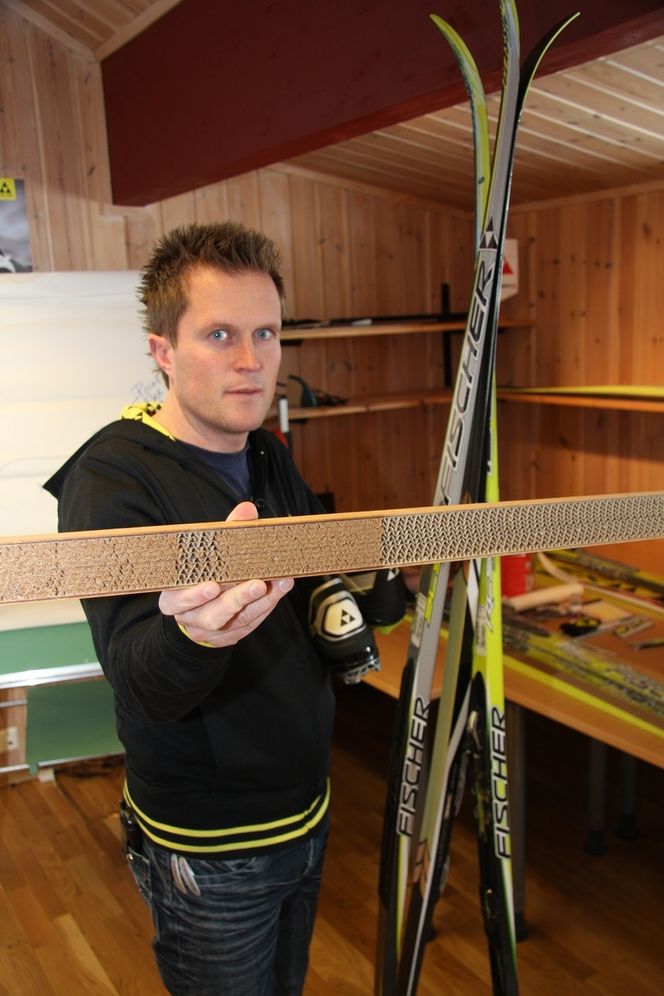 Stødigere 80 PROSENT LUFT: - Fischer-modellen Superlight har en kjerne som består av 80 prosent luft for å gjøre skien så lett som mulig, sier Ole Henrik Robarth hos Finor.