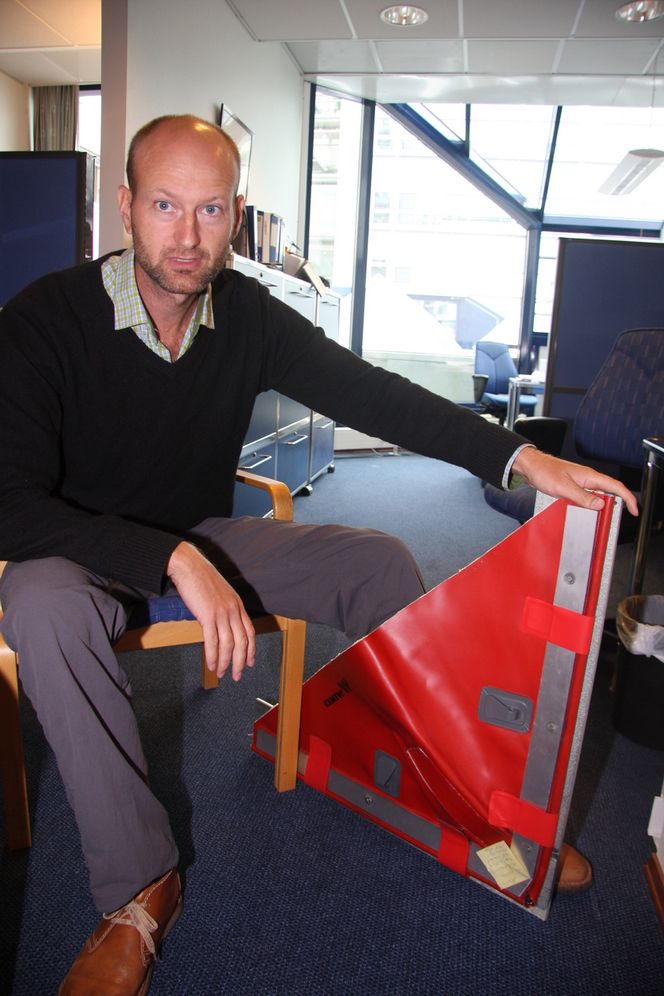 Lett og sterkt TETT: Miko Marine har utviklet matter som tetter hull i skipsskrog. Det nye produktet, Ship Arrestor, skal hindre at det blir hull. Claus Christian Apneseth viser en Miko Patch som skytes fast i skroget.