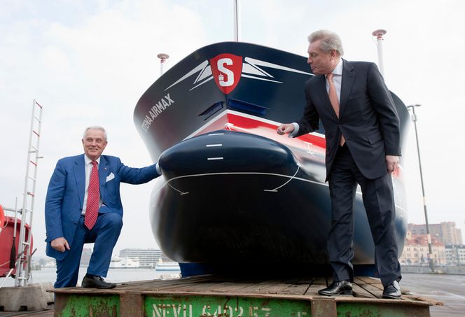 FEST: Toppsjef i Stena-konsernet Ole Sten Olsson (t.v) og administrerende direktør i Stena Bulk, Ulf G. Ryder, lanserte i mai i fjor modellbåten som skal testets med luftlommer. Stena mener bulb og skrogform gjør deres teknikk forskjellig fra ESI.
