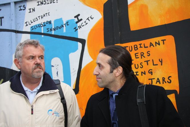 FORNYBARTRO: Chris Bramall fra Isle of Wight Council og Ivan Lima fra UK Trade & Invest ser med tilfredshet at regjeringen fortsetter satsing på prosjekter for fornybar energi.