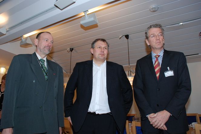 Måtte forklare seg STRØMMER TIL KONTORET: NVE-direktør Agnar Aas (t.v.) og Statnett-sjef Auke Lont (t.h.) møter energiminister Terje Riis-Johansen for å forklare hvorfor strømprisene varierer så kraftig i Norge.