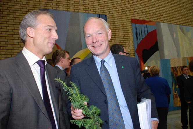 – Skyldes avgiften ØNSKER BIODRIVSTOFF: Senterpartiets Per Olaf Lundteigen (t.h.) stod i 2009 på Stortingets talerstol med denne grønne kvisten og talte varmt for grønne arbeidsplasser innen biodrivstoff. Nå som to biodieselbedrifter er nedlagt mener Venstre, Frp og Høyre at regjeringens næringspolitikk har spilt fallitt på dette området.