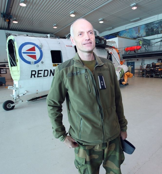 Lommelykt og fille Oberstløytnant Inge Solvik er sjef for Luftforsvarets tekniske skole på Kjevik. Bak er deler av Sea King-maskinen "068" som havarerte utenfor Bodø i 1986. Foto: Per Erlien Dalløkken
