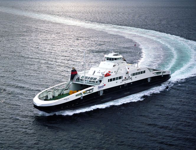 EU-avklaring GASSFERJE: Da Bergensfjord ble levert for to år siden, fikk det sertifikat for 600 personer. Nå vil Sjøfartsdirektoratet utstede sertifikater for bare 450 passasjerer.