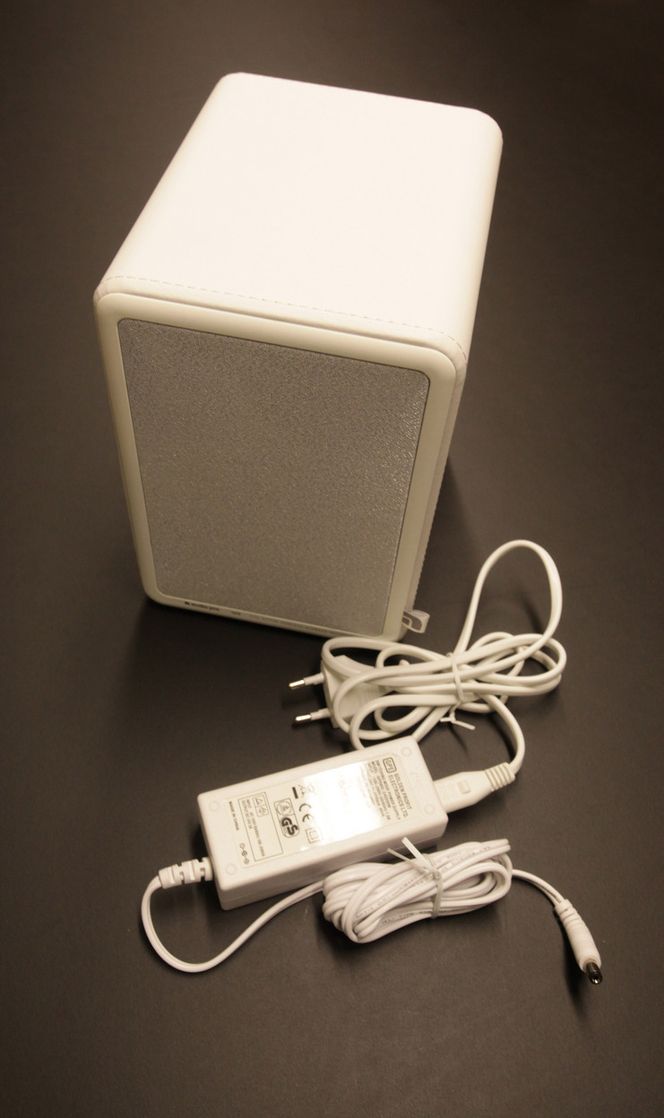 Dedikert MURSTEIN: Hver av høyttalerne krever en egen strømtilkobling. Ikke veldig praktisk, men greit om du vil bruke høyttalerne i hvert sitt rom eller langt fra hverandre.