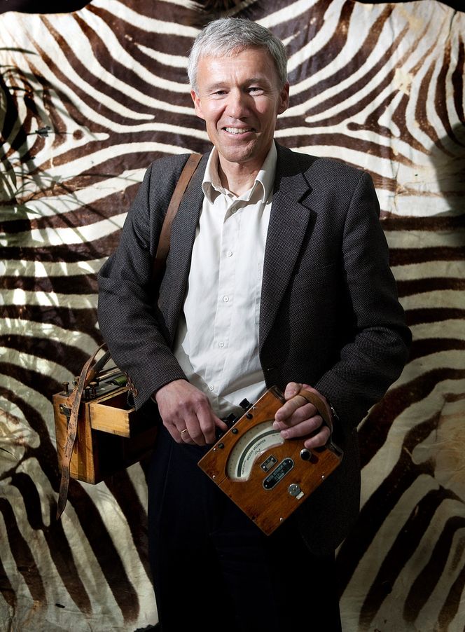 Ingeniører sikrer bedre AFRIKA: Det sørlige Afrika er satsingsområde for Norconsult. Her står Nyheim foran et trofé fra den gang det fortsatt var tillatt å jakte. Zebraen ble skutt i Kenya på 1970-tallet og henger i selskapets inngangsparti.