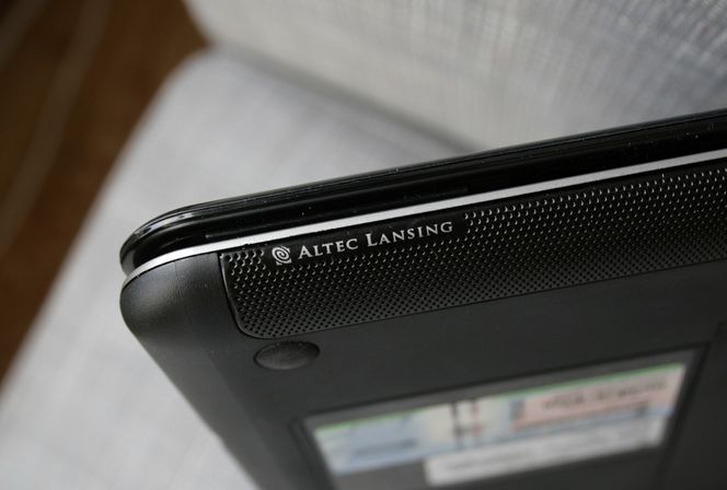Altec Lansing-høyttaleren er brukbar, men krever at PC-en står på en hard overflate, ettersom den "bruker" underlaget til å reflektere lyd.