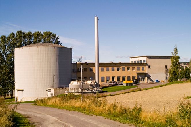 Etter at Haldenreaktoren i fjor ble permanent stengt, har Jeep 2 på Kjeller, her til venstre i bildet, vært Norges eneste atomreaktor. Nå kan også den bli nedlagt. Bilde:  Einar Madsen / IFE