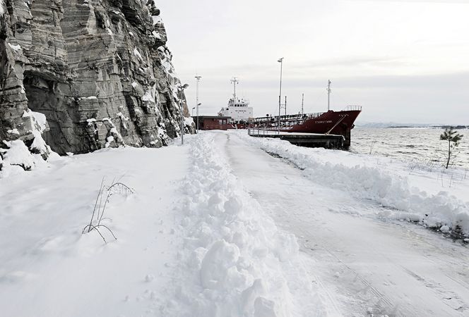 Som James Bond DYPVANNSKAIEN: En del av Hodne-anlegget sett fra vest. Dypvannskaien er 150 meter lang, og en av Europas dypeste. FOTO: Erik Jørgensen