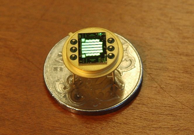 Tatt tid SMÅTT: Selve den optiske sensoren er utviklen ved MEMS-laboratoriet ved SINTEF i Oslo. Den består av en rekke optiske filtre som siler ut spekteret til de ekplosjonsfarlige gassene. Målet er at den skal produseres i Norge.