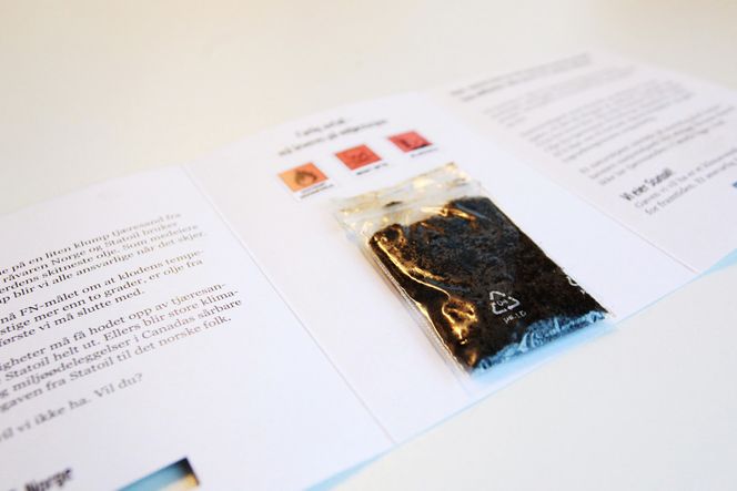 Denne posen med tjæresand får 250 mottakere i posten i disse dager. (FOTO: Stein Jarle Olsen)