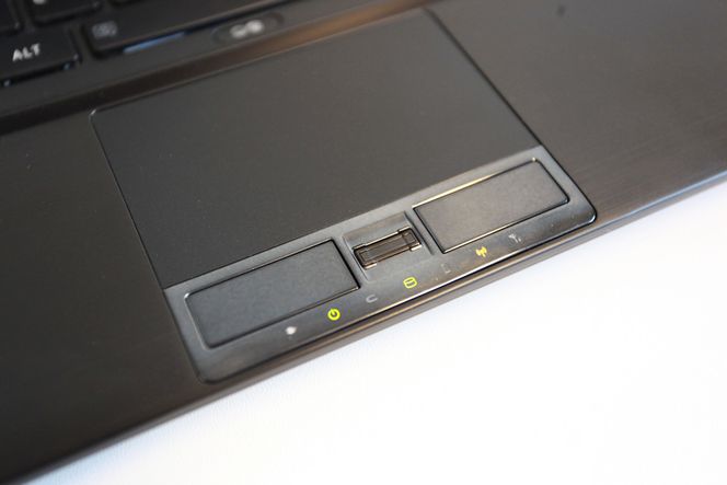 Fingeravtrykksleser mellom musetastene kan være litt uvant for noen.