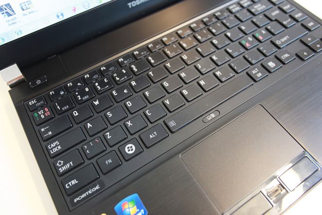 TASTATUR: Godt mellomrom mellom tastene, men litt tvilsom respons gir en helt grei skriveopplevelse.