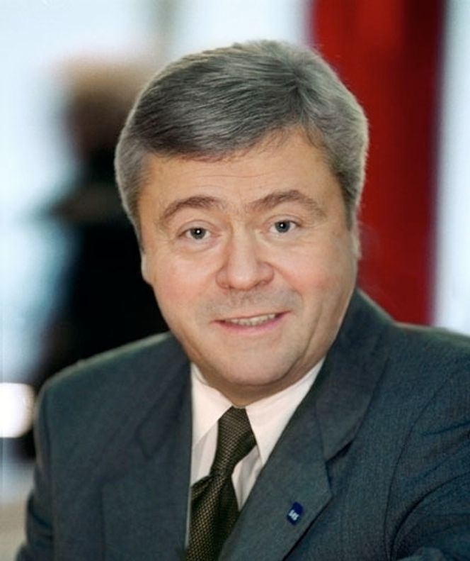 Høyt bilutslipp MILJØFLY: - Om ikke lenge vil fly slippe ut mindre CO2 per personkilometer enn det såkalte miljøbiler som går på drivstoff gjør i dag, sier miljødirektør i SAS-gruppen, Niels Eirik Nertun.