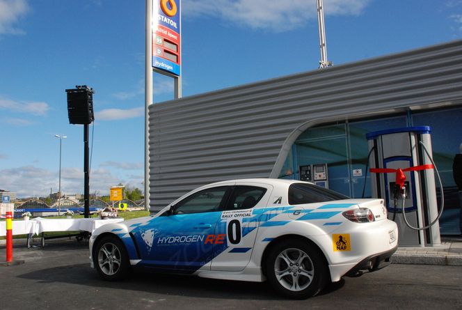 HYDROGENBIL: Denne Mazda RX-8 hydrogenbilen ble den første som fikk full tank på Økern i Oslo, og det var kronprisen som fylte tanken.