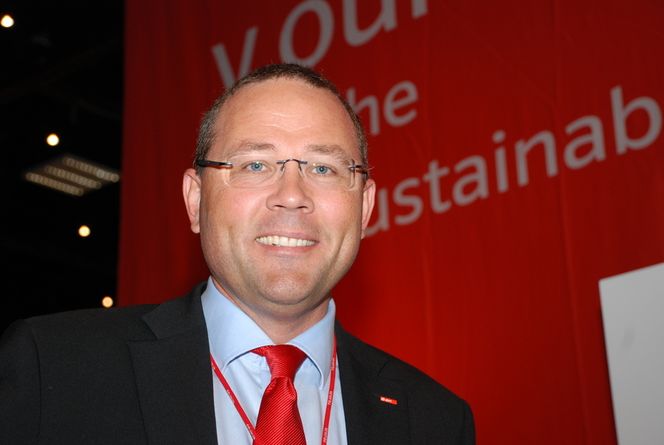 Må styrke elnettet EU MÅ BETALE: - Hvis man vil bygge en infrastruktur og ønsker å ta del i de rike naturressursene i nord, så må man vel betale for det, sier EON-sjef Håkan Buskhe. Han tror det kan være en god forretning å selge fornybar energi fra Norden til Europa, men mener EU må bidra til kraftkablene som må til.