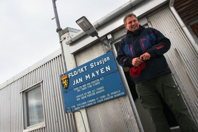 - Islands virksomhet er ikke en trussel mot norsk territorium, sier olje- og energiminister Terje Riis-Johansen. (FOTO: Ole K. Helgesen)