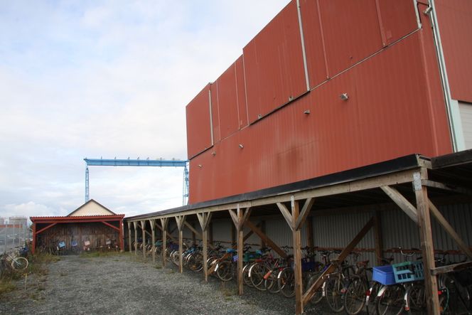 SYKLER: Vanligvis sykler ansatte rundt på det enorme området, men nå står syklene stille og mange av de ansatte er på jobb andre steder.