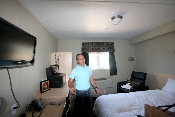 Egen Starbucks ENEROM: Prosjektleder Torger Røds rom er helt likt rommene til arbeiderne. Den eneste forskjellen er at han har større TV.