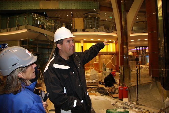 Prosjekt Genesis TURISTSJEF: Cruise director og ansvarlig for all underholdning om bord på Oasis of the Seas, Ken Rush, inspiserer interiørarbeidet sammen med PR-sjef Elisabetta Raffo i RCL.