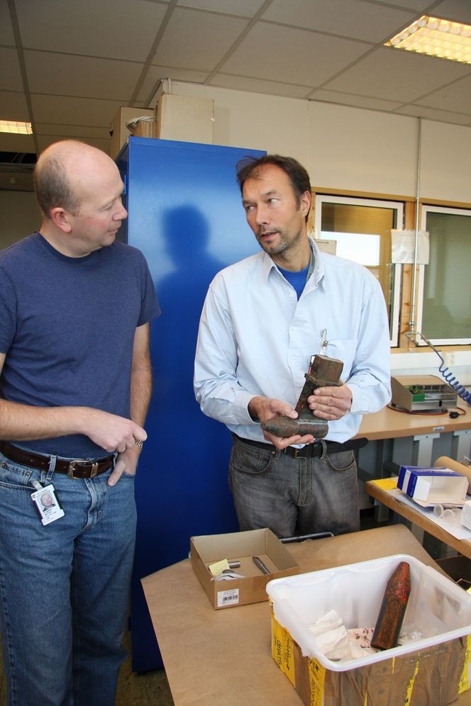 Høyde og tyngdepunkt SVAKHET: Senioringeniør Øyvind Frigaard ved FLO (t.v) på Kjeller og Kåre Halvorsen fra SHT gransker festeanordningen for containere på vogntog.