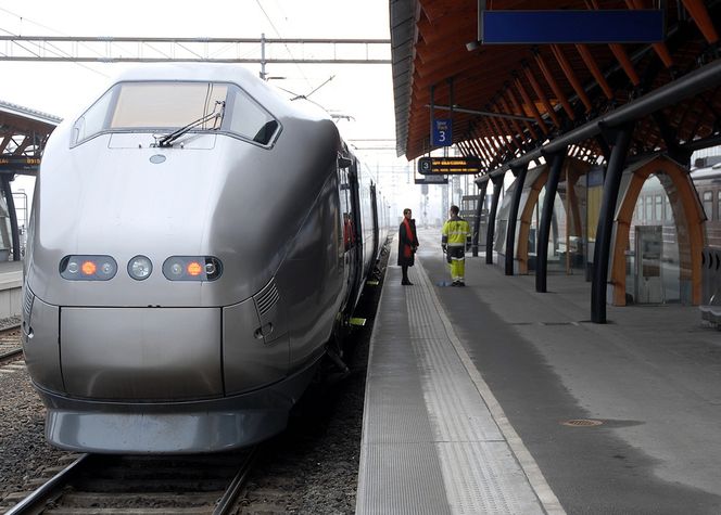 Evakuerte Flytoget i nattTOGTRØBBEL: Et flytog på vei inn til perrongen på Oslo S. måtte evakueres etter strømbrudd i natt.