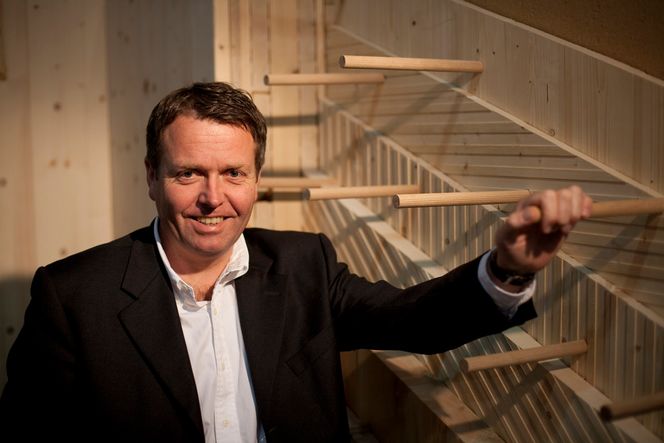 SIKTER HØYT: Pål Øystein Stormorken vil ta massivtre fra nisjetilværelsen til et ledende byggkonsept. Her ved et snitt av en massivtrevegg slik Holz100 bygger dem.