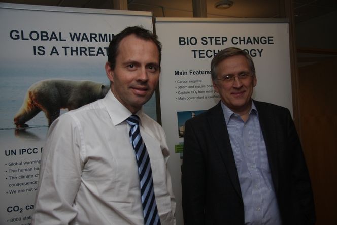 STORT POTENSIAL: dm. direktør Jan Roger Bjerkestrand og teknologidirektør Oscar Fr. Graff i Aker Clean Carbon er ikke enige i Statoils vurderinger av potensialet til aminteknologien. - Potensialet er stort, mener Graff.