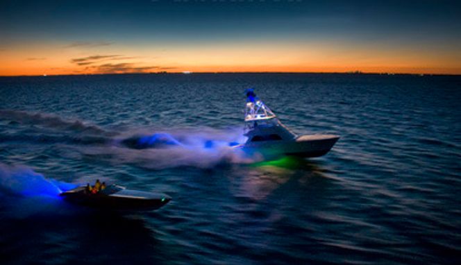 Glorie NYTTIG: Kulørt belysning under vannlinjen er kostbar dekor, men teknologien finnes også i nyttige varianter.