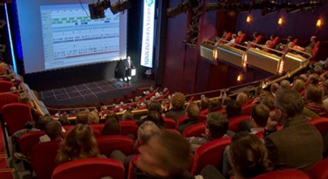 Omvei til toppen Venter hadde få problemer med å fylle de 600 plassene i Edderkoppen teater. 75 mennesker måtte stå på utsiden.