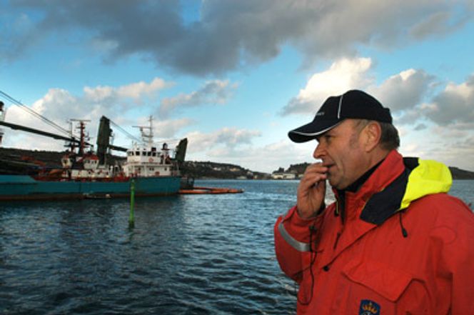FOR FÅ: Tidligere beredskapsdirektør i Kystverket, Tor Christian Sletner, mener det skjer altfor få ulykker med oljesøl til at de kommersielle aktørene vil utvikle bedre oljevernutstyr. Her fra tømmingen av Server i 2007. (Foto: Scanpix)