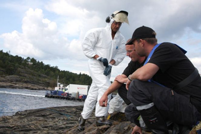 Kjente lukta VURDERING: Mannskap fra Veolia Miljø på plass i Krogshavn rett utenfor Langesund. Det var hit det meste av bunkersoljen havnet. Nå gjenstår finvasking. Tom Taraldsrud i midten og Kjetil Bakke (t.h)