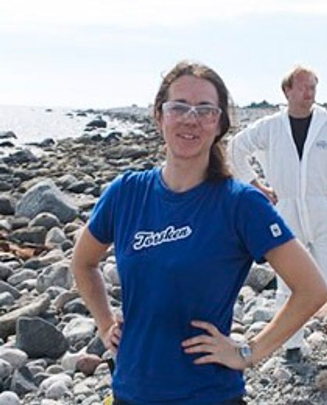 Romantikk og båtliv FRIVILLIG: Elizabeth Kjønø er en av de frivillige fra World Wildlife Fund. WWF har 300 medarbeidere som rykker ut ved oljesøl. De har utstyr og utdannelse til det harde og krevende arbeidet. (Foto: WWF)