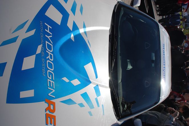 Frederic Hauge stiller HYDROGENBIL: En Mazda RX-8 hydrogenbil var den første som ble tanket på StatoilHydros nye hydrogenstasjon på Økern i Oslo. Det var kronprinsen som fylte tanken.