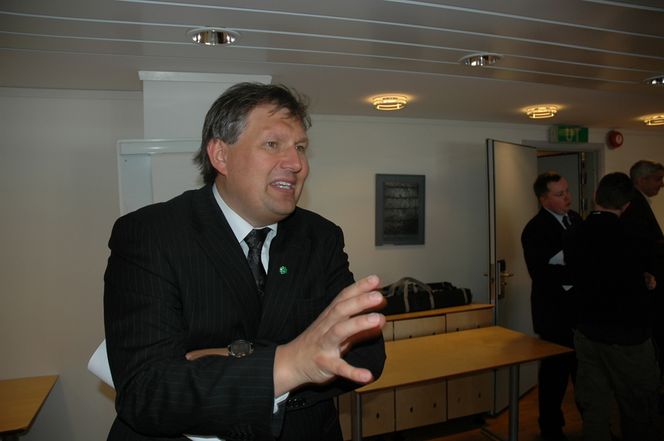 Vil bare kable lokalt VIL KABLE: Olje- og energiminister Terje Riis-Johansen vil utrede bruk av kabel for alle typer kabler. Men ekstrakostnadene varierer kraftig, og derfor vil først og fremst lokale el-nett havne i kabel.