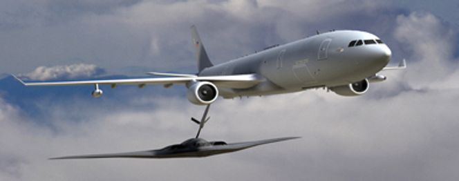 Dette er EADS&#039; militærutgave av A330, her sammen med en B2 Spirit stealthbomber Foto: USAF