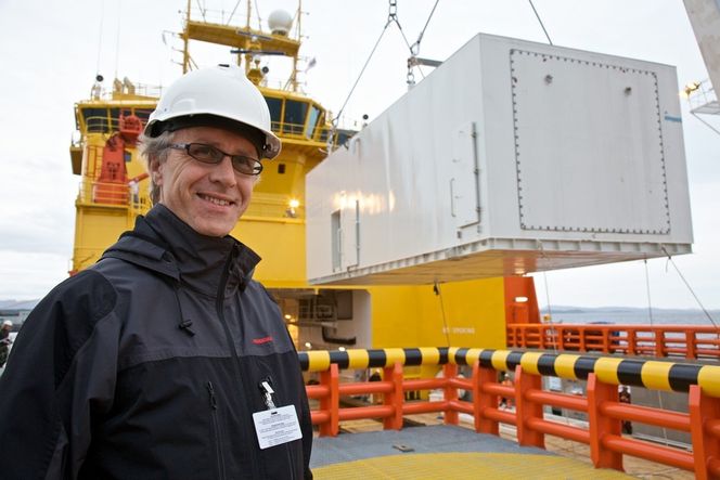 Verktøykasse: Teknisk direktør i Wärtsilä Norway, Ingve Sørfonn, om bord på Viking Lady da brenselcellen ble installert. Batteripakken er testet i kortere tid, men er allerede klar for kunder.