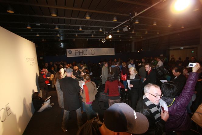 LANG KØ 2: Etter å ha skrevet under på et papir bar det over i denne køen for journalister og delegater for å ta bilde til ID-kortet for konferansen. Alle disse menneskene står i samme kø. Logistikken ble tøff for COP 15-møtet med over 34 000 som ønsket adgang i et hus med plass til 15 000.